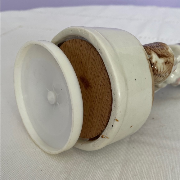 Charming Porcelain Figurine music box of a boy with Basket and bunny - Picture 3 of 3